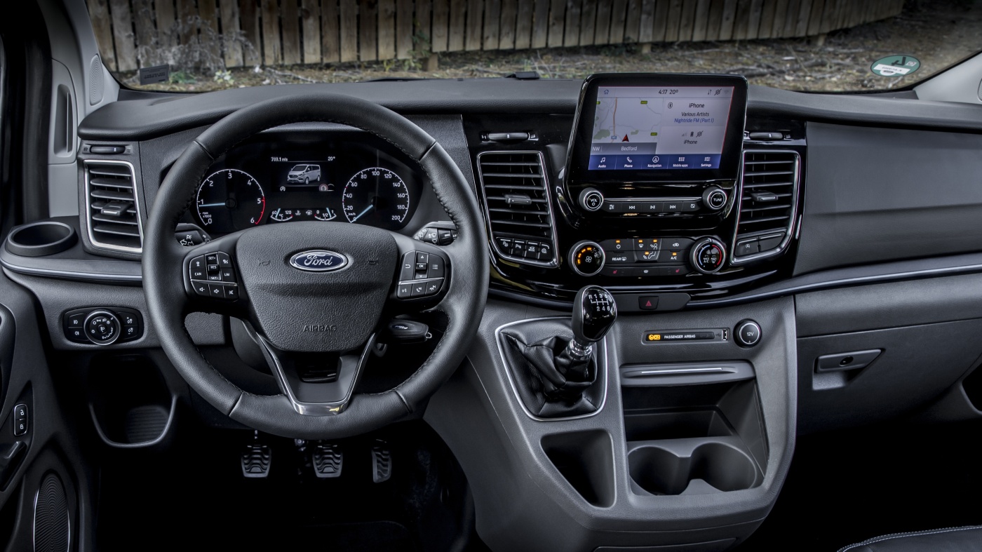 Slideshow Bild - Die Active-Ausstattungsversion richtet sich durch charakteristische SUV inspirierte Gestaltungselemente vor allem an Lifestyle-orientierte Kunden.